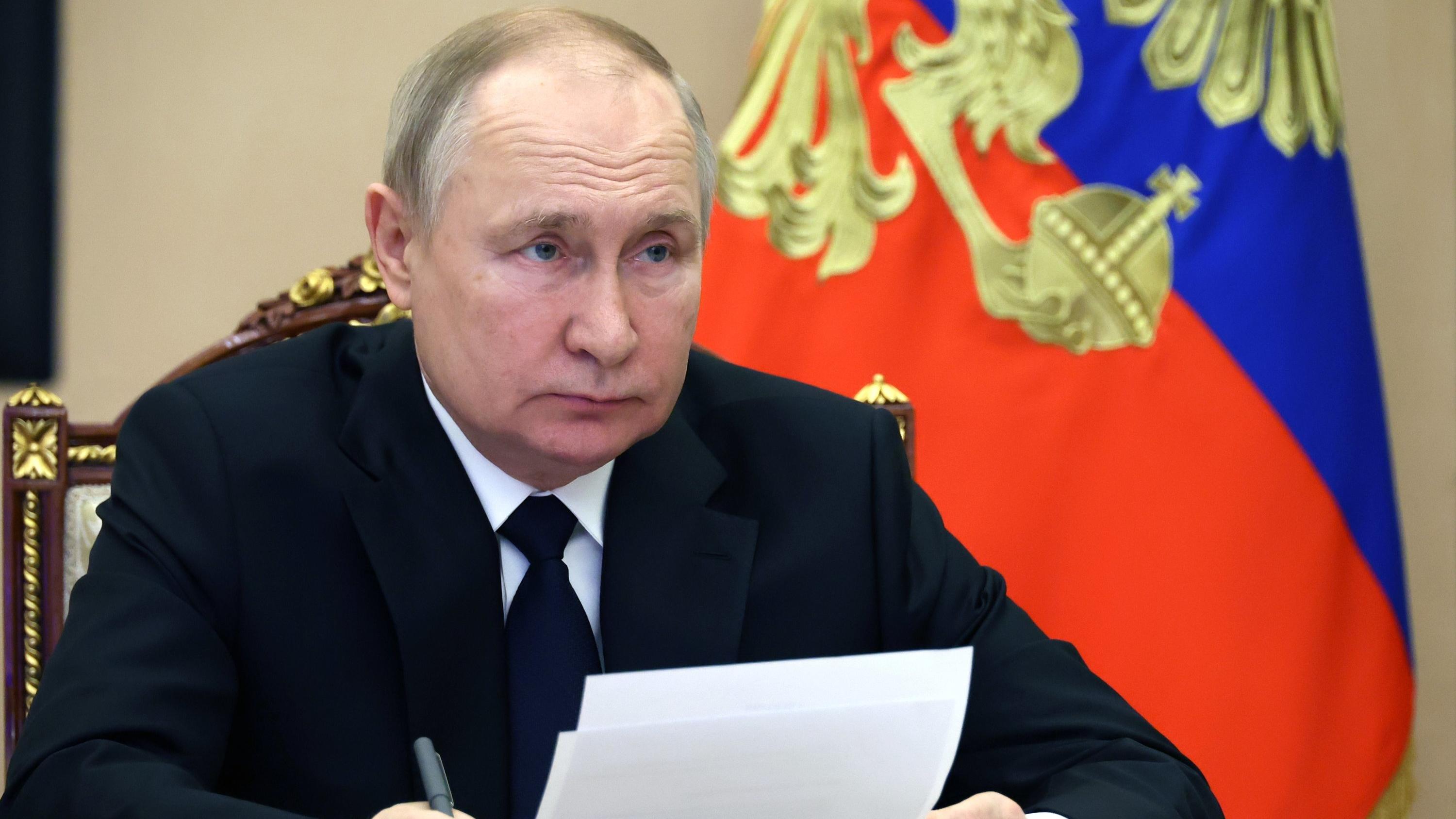 ARCHIV - 21.12.2022, Russland, Moskau: Dieses von der staatlichen russischen Nachrichtenagentur Sputnik via AP veröffentlichte Foto zeigt Wladimir Putin, Präsident von Russland, der per Videokonferenz an der Eröffnungszeremonie für das Gaskondensatfe