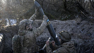 11.01.2023, Ukraine, Bachmut: Ukrainische Soldaten bereiten sich darauf vor, einen 120-mm-Mörser auf russische Stellungen an der Frontlinie in der Nähe von Bachmut abzufeuern. Foto: Evgeniy Maloletka/AP/dpa +++ dpa-Bildfunk +++