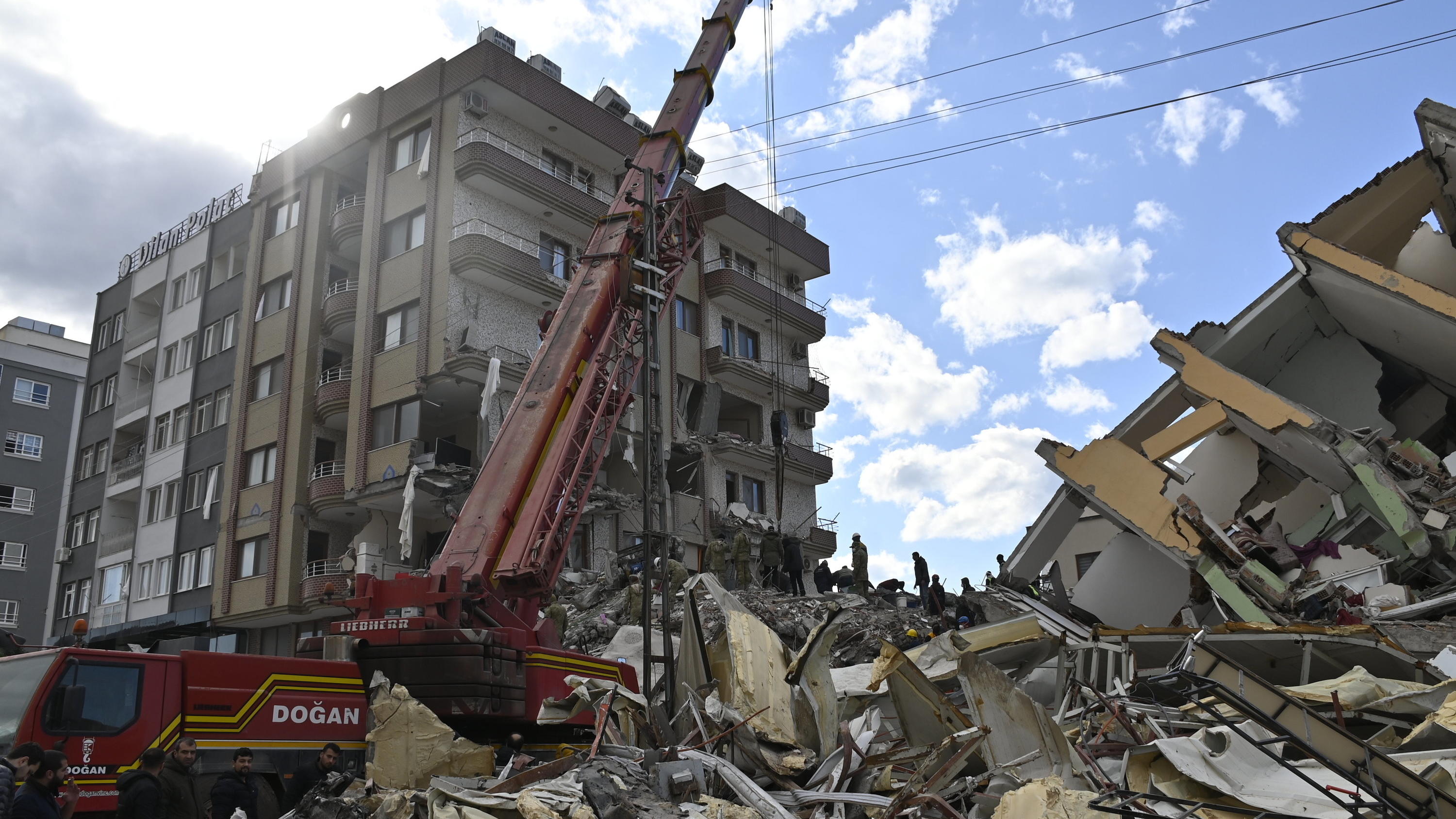 Nach der Erdbebenkatastrophe in Türkei laufen die Bergungsarbeiten unter Hochdruck. 