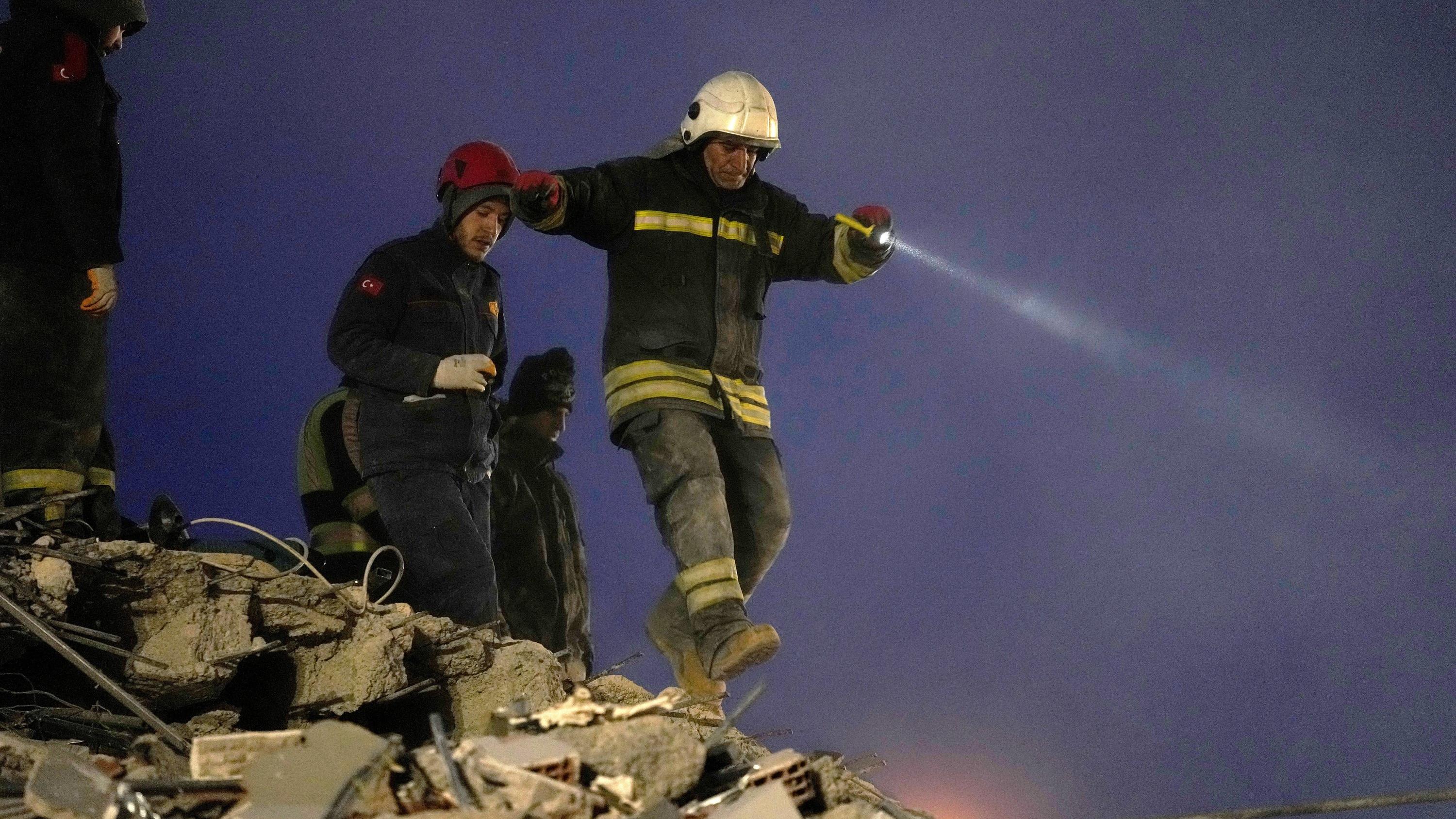 Erdbebenkatastrophe in Türkei und Syrien: Feuerwehrleute suchen nach Überlebenden. 