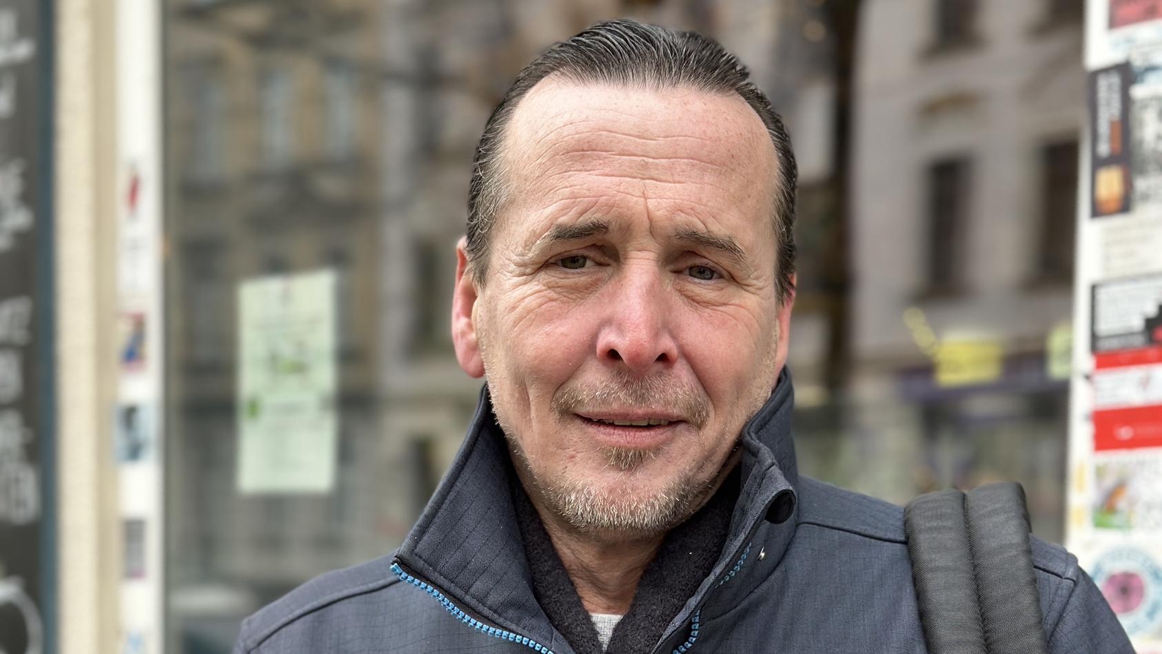 Ralf Mertes vor dem Homeplanet Hostel Leipzig.