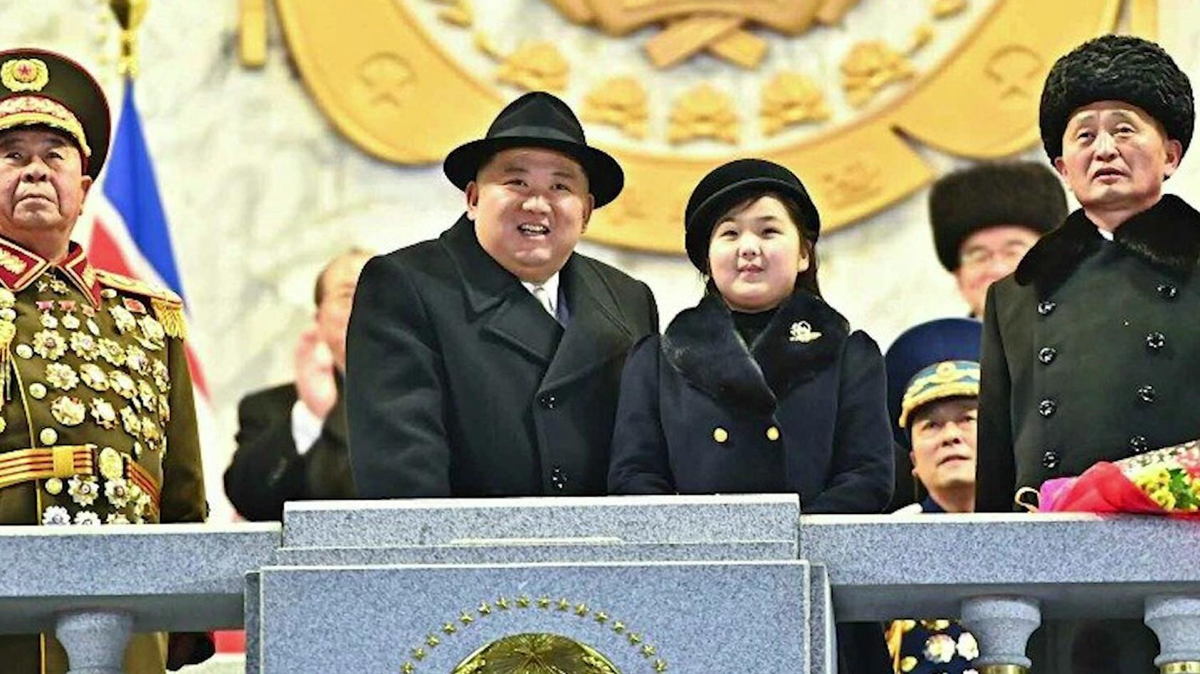 kim-yong-un-nimmt-die-militarparade-ab-im-dunklen-mantel-und-mit-hut