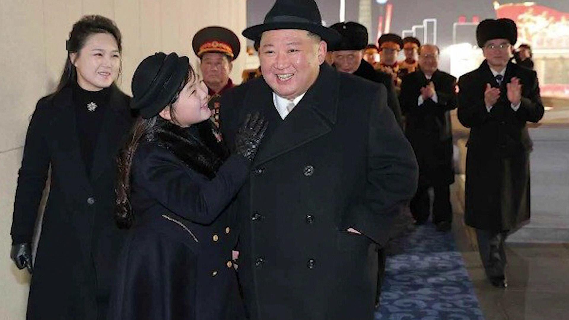 Kim Yon Un wird von seiner Frau Ri Sol Ju und seiner jugendlich wirkenden Tochter Kim Ju Ae begleitet.