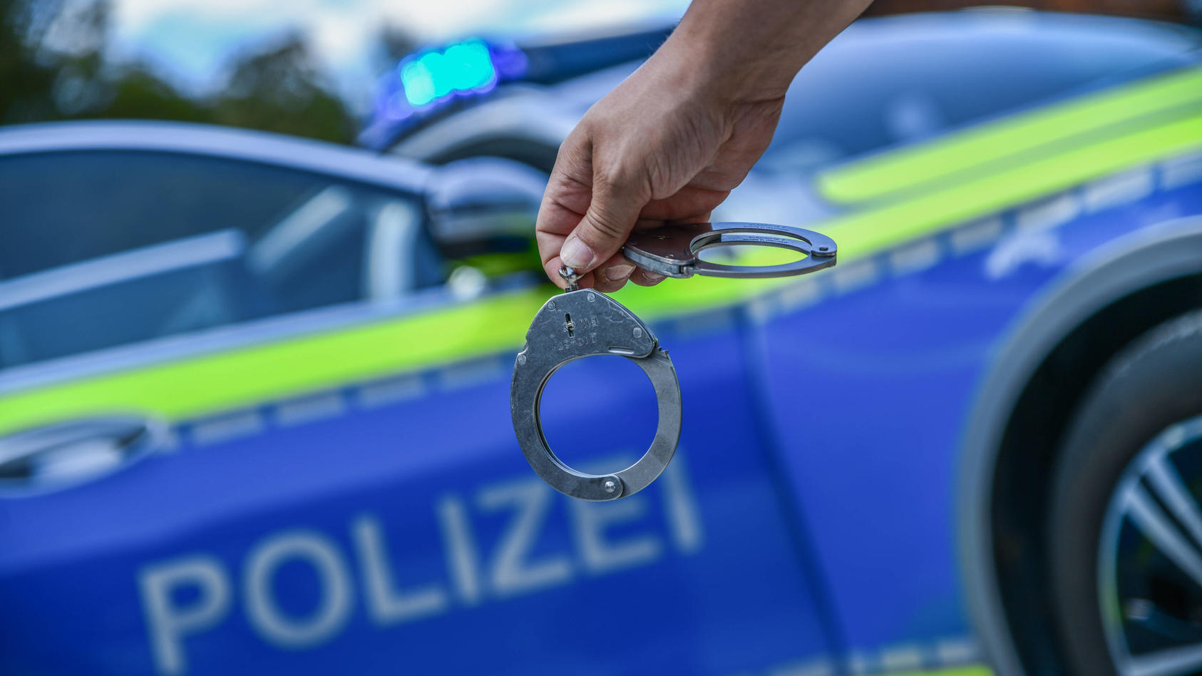 themenbilder-polizei-10082022-baden-warttemberg-heubach-polizei-streifenwagen-polizistin-mit-handschellen-festn