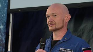 Alexander Gerst ist unser heißester Kandidat, um 2024 zum Mond zu fliegen. Er erfahrene Astronaut war schon über 360 Tage im All.