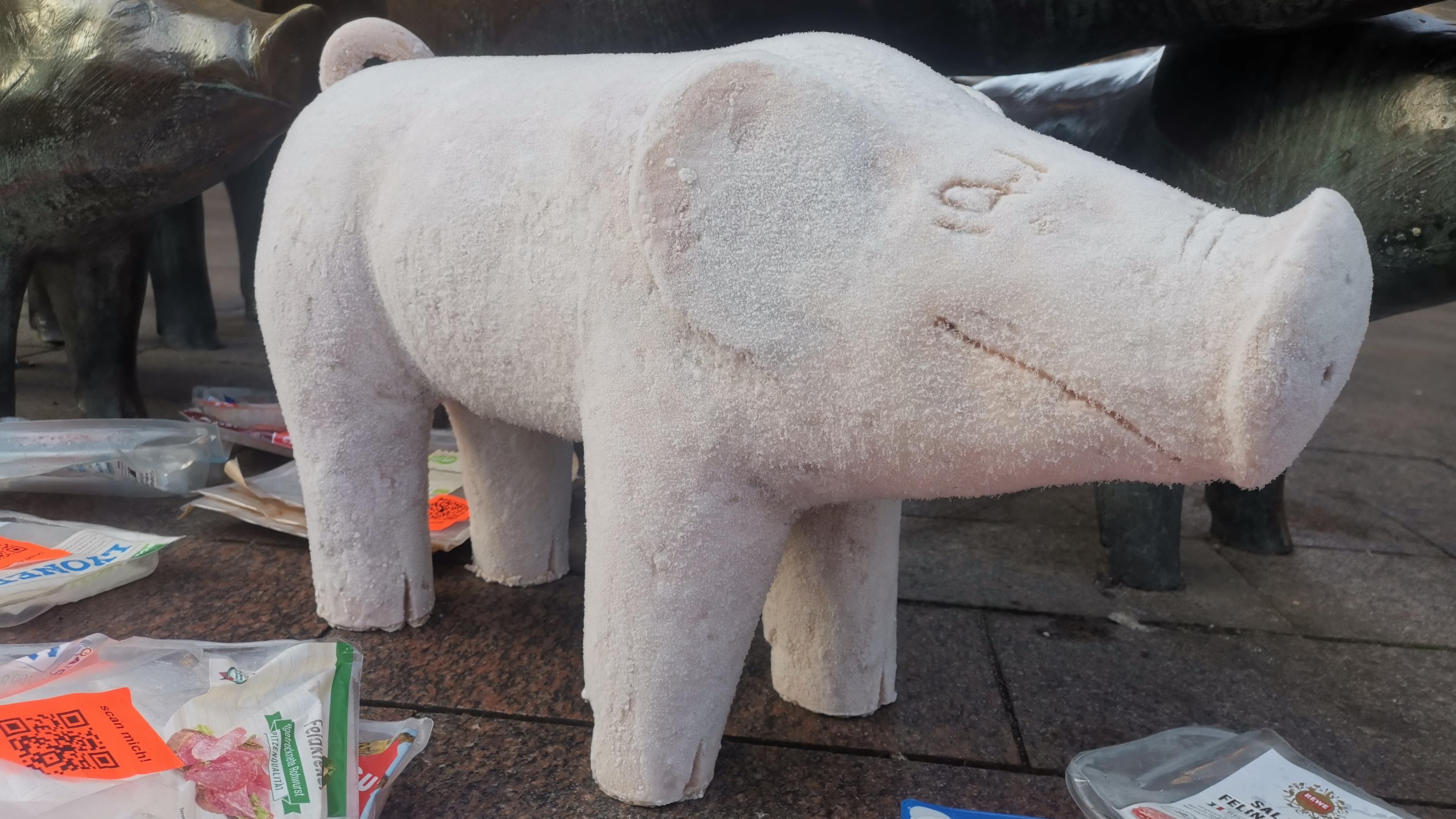 Die gefrorene Schweinefleisch-Statue. Auf QR-Codes rund um das (noch) gefrorene Schwein hat der Künstler das Video zur Entstehung von "Wurstgate" verlinkt, das auch auf Instagram zu sehen ist.