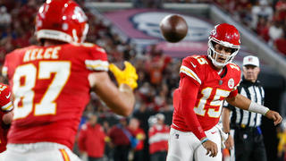 October 2, 2022, Tampa, FL, US: Kansas City Chiefs quarterback Patrick Mahomes 15 throws a pass to Kansas City Chiefs tight end Travis Kelce 87, while being pressured by the Tampa Bay Buccaneers during the second quarter at Raymond James Stadium in Tampa on Sunday, Oct. 2, 2022. Tampa US - ZUMAm67_ 0170398967st Copyright: xJeffereexWoox