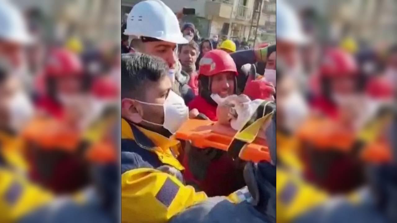 Das Baby konnte in der Provinz Hatay lebend geborgen werden.