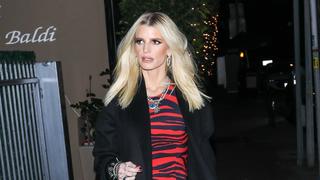 SONDERKONDITIONEN: MINDESTHONORAR: *EXCLUSIVE* Santa Monica, CA -  Jessica Simpson and Eric Johnson are spotted arriving to Italian restaurant Giorgio Baldi for a romantic dinner date in Santa Monica. The 42-year-old singer is wearing long black boots, a long black coat and a red and black zebra inspired dress underneath.Pictured: Jessica Simpson, Eric JohnsonBACKGRID USA 7 JANUARY 2023 