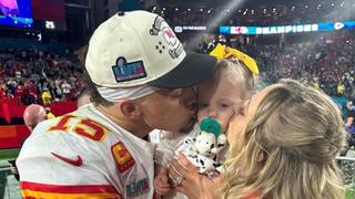 Patrick Mahomes von den Kansas City Chiefs feiert den Sieg im Super Bowl 2023 mit seiner Frau Brittany und seiner Tochter Sterling Skye.