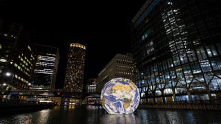 Floating Earth - eine Lichtinstallation von Luke Jerram in der Canary Wharf in London, UK