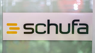 ARCHIV - 14.06.2022, Hessen, Wiesbaden: Das Schufa-Logo steht auf einer Glastüre. (zu dpa: «BGH prüft: Wie lange darf die Schufa Privatinsolvenzen speichern?») Foto: Andreas Arnold/dpa +++ dpa-Bildfunk +++
