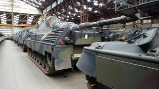 Leopard 1-Panzer in einer Warenhalle in Belgien