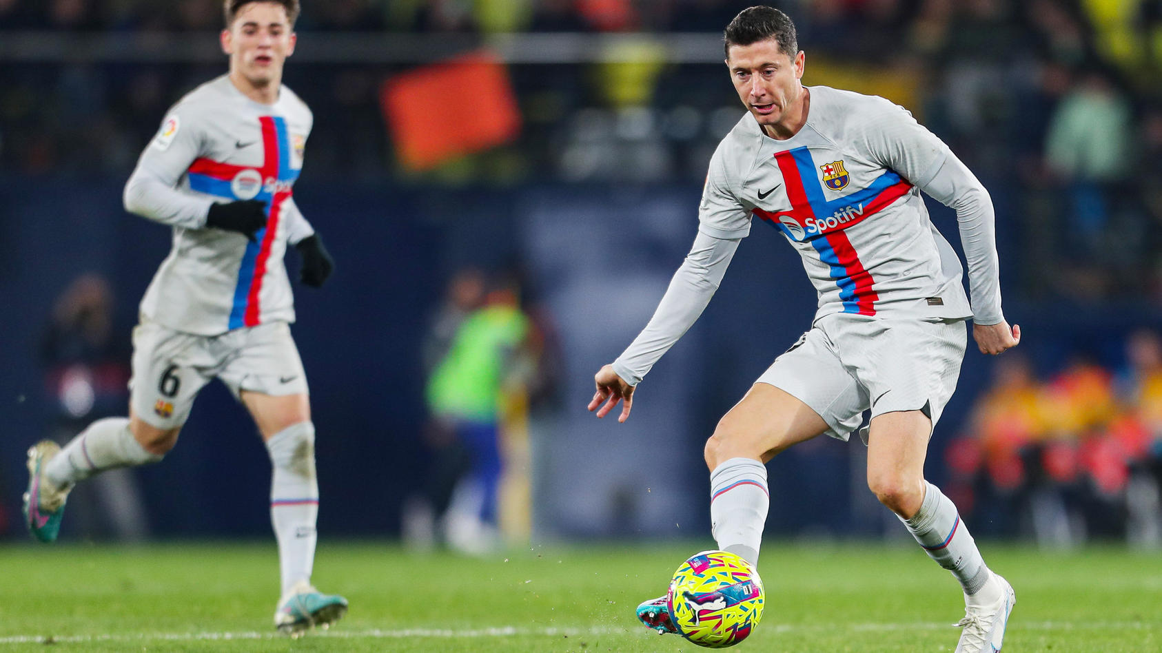 Robert Lewandowski  vom FC Barcelona schießt den Ball