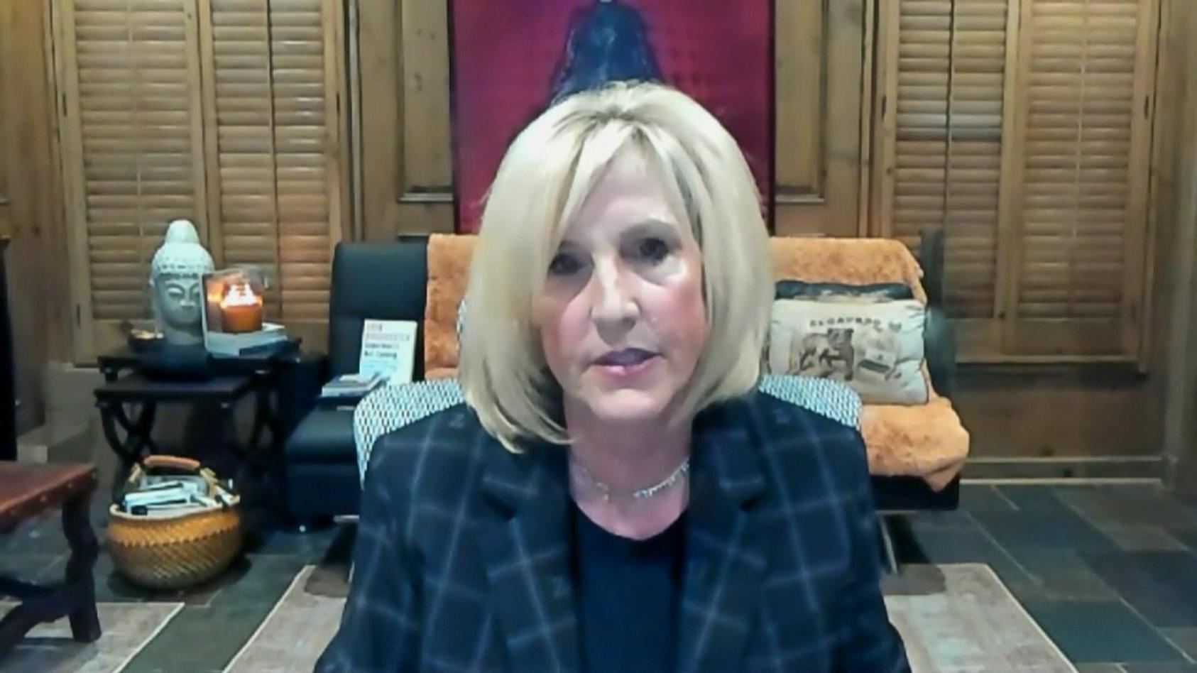 erin-brockovich-engagiert-sich-fur-die-anwohner-in-ohio-hier-war-anfang-februar-ein-zug-voller-giftstoffe-entgleist