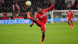 29.01.2023, BayArena, Leverkusen, GER, 1.FBL, Bayer Leverkusen vs Borussia Dortmund , DFL regulations prohibit any use of photographs as image sequences and/or quasi-video. im Bild Jeremie Frimpong Leverkusen Leverkusen Nordrhein-Westfalen Deutschland *** 29 01 2023, BayArena, Leverkusen, GER, 1 FBL, Bayer Leverkusen vs Borussia Dortmund , DFL regulations prohibit any use of photographs as image sequences and or quasi video in picture Jeremie Frimpong Leverkusen Leverkusen Nordrhein Westfalen Germany PUBLICATIONxINxGERxSUIxAUTxONLY eu-images-506