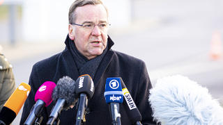 10.02.2023, Niedersachsen, Wunstorf: Boris Pistorius (SPD), Verteidigungsminister, gibt am Fliegerhorst Wunstorf in der Region Hannover ein Pressestatement ab. Bundesinnenministerin Faeser und Verteidigungsminister Pistorius besuchen heute den Fliegerhorst Wunstorf, von wo aus das THW Hilfsgüter in die Türkei schickt. Foto: Moritz Frankenberg/dpa +++ dpa-Bildfunk +++