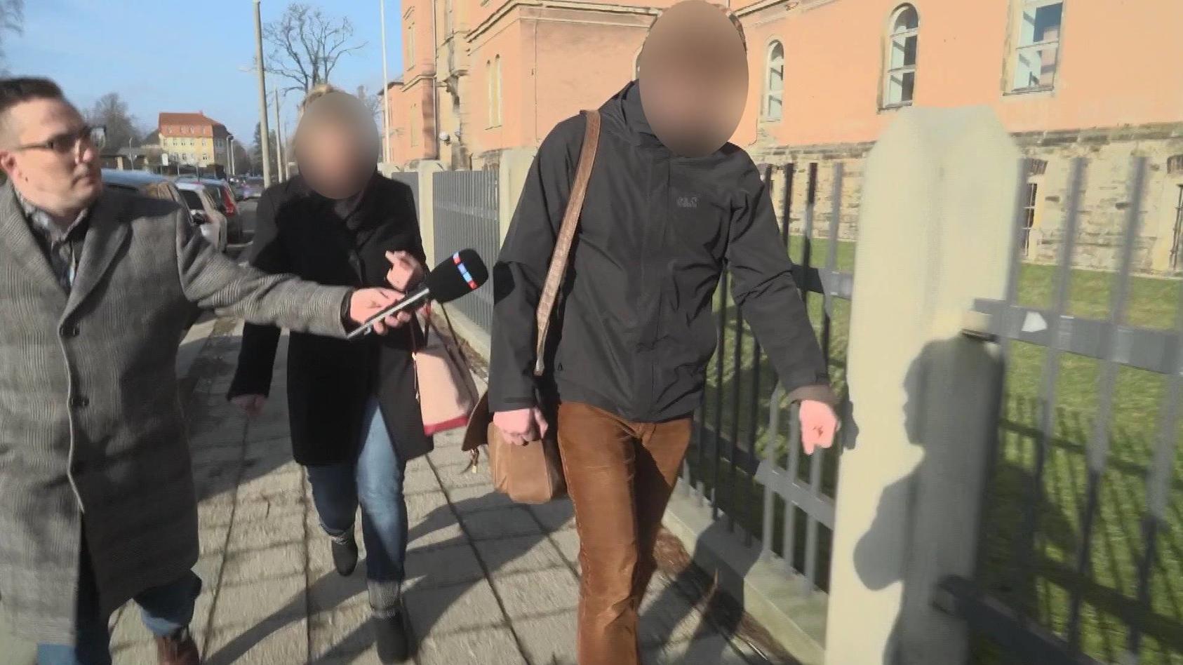 RTL-Reporter Frank Vacik konfrontierte den verurteilten Täter  nach dem Urteil.