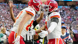 NFL, American Football Herren, USA Super Bowl LVII-Kansas City Chiefs vs Philadelphia Eagles Feb 12, 2023 Glendale, Arizona, US Kansas City Chiefs tight end Travis Kelce 87 celebrates with wide receiver JuJu Smith-Schuster 9 after making a catch for a touchdown against the Philadelphia Eagles during the first quarter of Super Bowl LVII at State Farm Stadium. Glendale State Farm Stadium Arizona US, EDITORIAL USE ONLY PUBLICATIONxINxGERxSUIxAUTxONLY Copyright: xKirbyxLeex 20230212_jcd_al2_0100