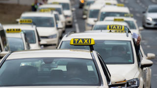 ARCHIV - 25.06.2018, Hessen, Kassel: Taxis fahren im Protest-Konvoi durch die Innenstadt von Kassel und protestieren gegen neue Konkurrenz im Geschäft der Personenbeförderung. Zuletzt ist es zwar etwas ruhiger geworden im Streit über die Liberalisierung des Fahrdienstmarktes - doch der Konflikt köchelt weiter. Der Taxiverband warnt nun vor erheblichen Folgen für das klassische Gewerbe. Es könnte weitere Proteste geben. (Zu dpa «Taxi-Chef warnt vor Pleitewelle wegen Plänen Scheuers») Foto: Swen Pförtner/dpa +++ dpa-Bildfunk +++