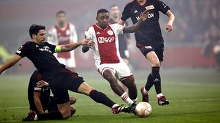 AMSTERDAM - lr Rani Khedira of 1. FC Union Berlin, Steven Bergwijn of Ajax, Morten Thorsby of 1. FC Union Berlin during the UEFA Europa league play-off match between Ajax Amsterdam and FC Union Berlin at the Johan Cruijff ArenA on 16 February 2023 in Amsterdam, Netherlands. ANP MAURICE VAN STONE AFC Ajax Amsterdam v 1. FC Union Berlin: Knockout Round Play-Off Leg One - UEFA Europa League 2022/2023 xVIxANPxSportx/xxANPxIVx 462932746 originalFilename: 462932746.jpg