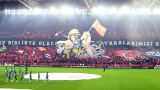Mit einer emotionalen Choreographie ehren die Fans von Trabzonspor beim Europa-League-Spiel gegen Basel die Erdbebenhelfer in der Türkei.