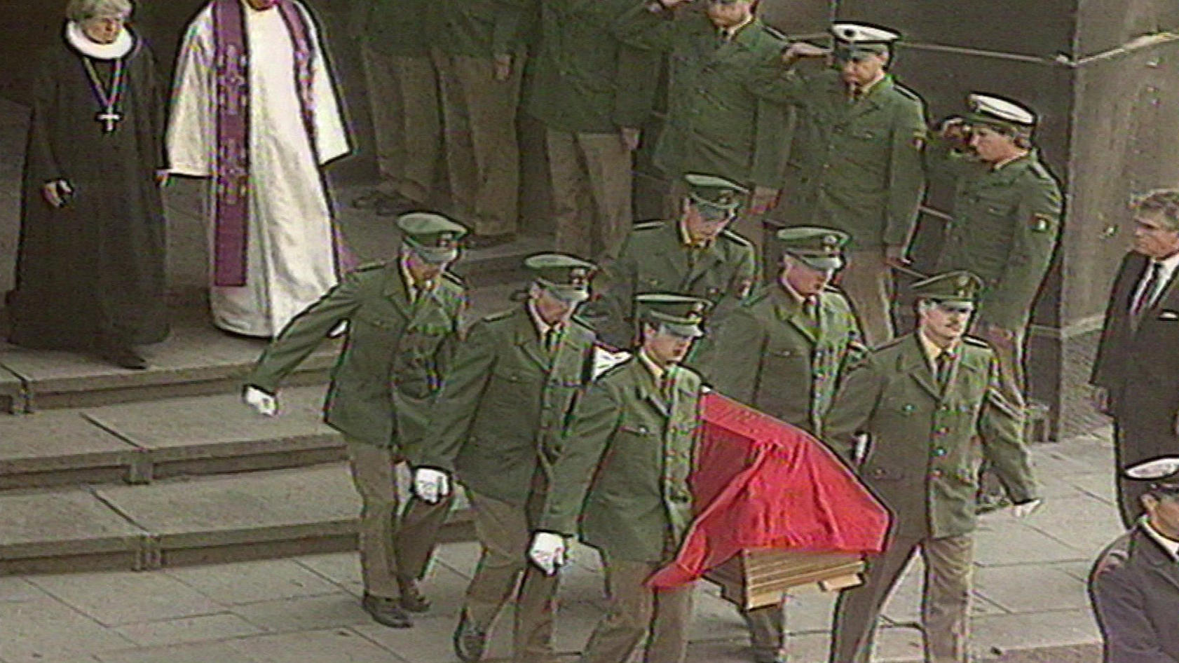 Eine Stadt trauert um den ermordeten Polizisten Matthias Schipplick. Die Trauerfeier findet 1996 im Hamburger Michel statt.