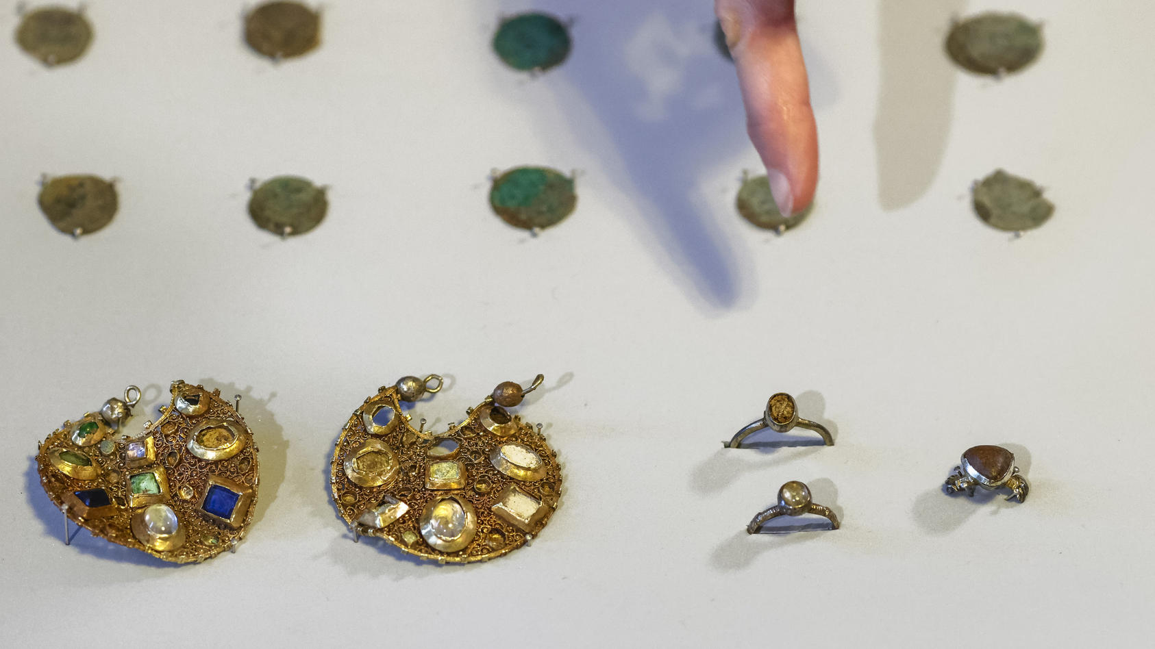 Die gefundenen Ohranhänger stammen aus der Zeit um 1100.