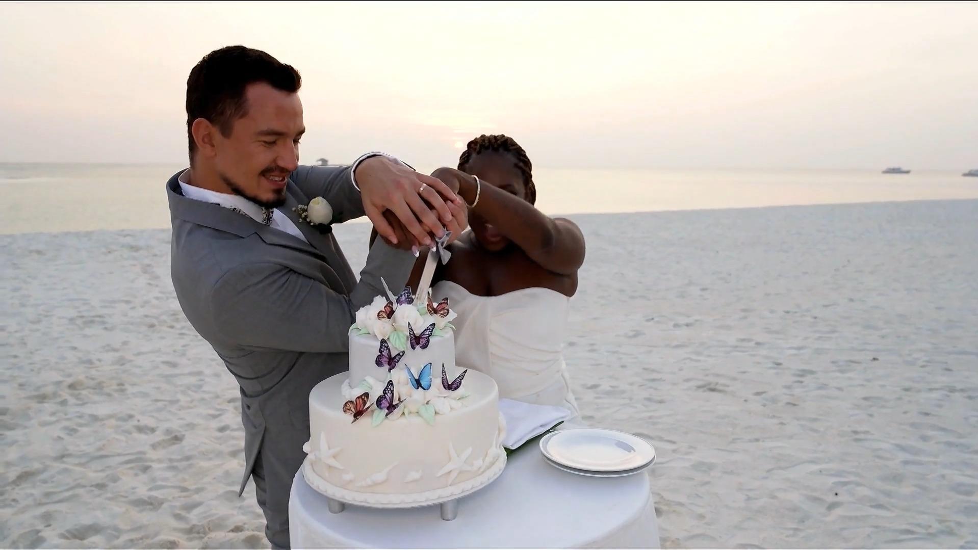 Nach der Trauung schneiden Motsi und ihr Evgenij die Hochzeitstorte an. 