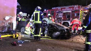 Schlimmer Unfall in Buxtehude: Ein BMW krachte gegen eine Hauswand, ein Mann starb.