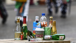 ARCHIV - 24.02.2020, Baden-Württemberg, Rottweil: Leere Alkoholflaschen, Getränkedosen und ein Einweg-Kafeebecher stehen beim Narrensprung auf einer Mauer. Vor Beginn der närrischen Tage in Baden-Württemberg warnt die Polizei Narren, betrunken Auto zu fahren. Foto: Patrick Seeger/dpa +++ dpa-Bildfunk +++