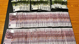 Über 51.000 Euro Bargeld fanden die Zollbeamten in der Umhängetasche eines 19-Jährigen Buspassagiers.