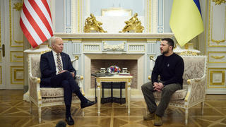 Le président des Etats-Unis Joe Biden rencontre son homologue ukrainien Volodymyr Zelensky à Kiev, le 20 février 2023. Volodymyr Zelensky a déclaré "Joseph Biden, bienvenue à Kiev ! Votre visite est un signe de soutien extrêmement important pour tous les Ukrainiens''. Pendant le voyage de Joe Biden à Kiev, des sirènes de raid aérien ont été entendues, avertissant d'une éventuelle frappe aérienne imminente de la Russie alors que V.Poutine poursuit l'invasion de l'Ukraine par son pays. La visite de Joe Biden intervient alors que les États-Unis et les pays européens intensifient leur assistance militaire à l'Ukraine, bien que V olodymyr Zelensky ait demandé plus d'aide, y compris des avions de chasse, pour améliorer la défense aérienne de l'Ukraine. U.S. President Joe Biden has met with Ukraine's President Zelensky in Kyiv..The American leader had previously announced a trip to Poland but made the surprise visit to Kyiv on Monday 20 February 2023. .Welcoming Biden, Zelensky said: ''Joseph Biden, welcome to Kyiv! Your visit is an extremely important sign of support for all Ukrainians.''.During Biden's trip to Kyiv, air raid sirens were heard, warning of a possible imminent air strike by Russia as Vladimir Putin continues his country's invasion of Ukraine. Although the front lines are in the East and South of the country after Russian troops were pushed back from Kyiv by staunch Ukrainian resistance, air strikes regularly hit civilian infrastructure and homes across all of Ukraine..Biden's visit comes as the U.S. and European countries are stepping up their military assistance to Ukraine - although Zelensky has asked for more help - including fighter jets - to improve Ukraine's air defence. February 20th, 2023. / action press