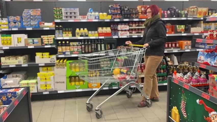 RTL-Rentenexperiment: Yvonne Hickmann muss beim Einkaufen rechnen.