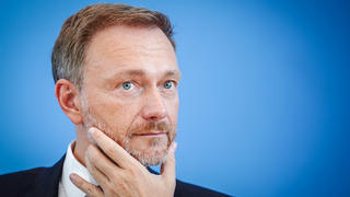 ARCHIV - 01.07.2022, Berlin: Christian Lindner, Bundesvorsitzender der FPD, Bundesminister der Finanzen, stellt den Regierungsentwurf für den Bundeshaushalt 2023 und den Finanzplan bis 2026 in der Bundespressekonferenz vor. (zu dpa: «Lindner zu Gesprächen über EU-Schuldenregeln in Finnland») Foto: Kay Nietfeld/dpa +++ dpa-Bildfunk +++