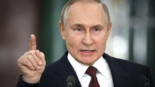 ARCHIV - 22.12.2022, Russland, Moskau: Dieses von der staatlichen russischen Nachrichtenagentur Sputnik via AP veröffentlichte Foto zeigt Wladimir Putin, Präsident von Russland, der während einer Pressekonferenz im Anschluss an eine Sitzung des Staatsrates gestikuliert. Am 24. Februar 2023 jährt sich der Beginn des russischen Angriffskrieges gegen die Ukraine. (zu dpa «Krieg und Repressionen - Kremlchef Putin stellt die Weichen für seine Wiederwahl») Foto: Sergey Guneev/Pool Sputnik Kremlin/AP/dpa +++ dpa-Bildfunk +++