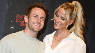 Philipp Stehler mit Freundin Vanessa Ciomber bei der Premiere der TV-Serie 'Stranger Things' im Mai 2022 in Berlin.