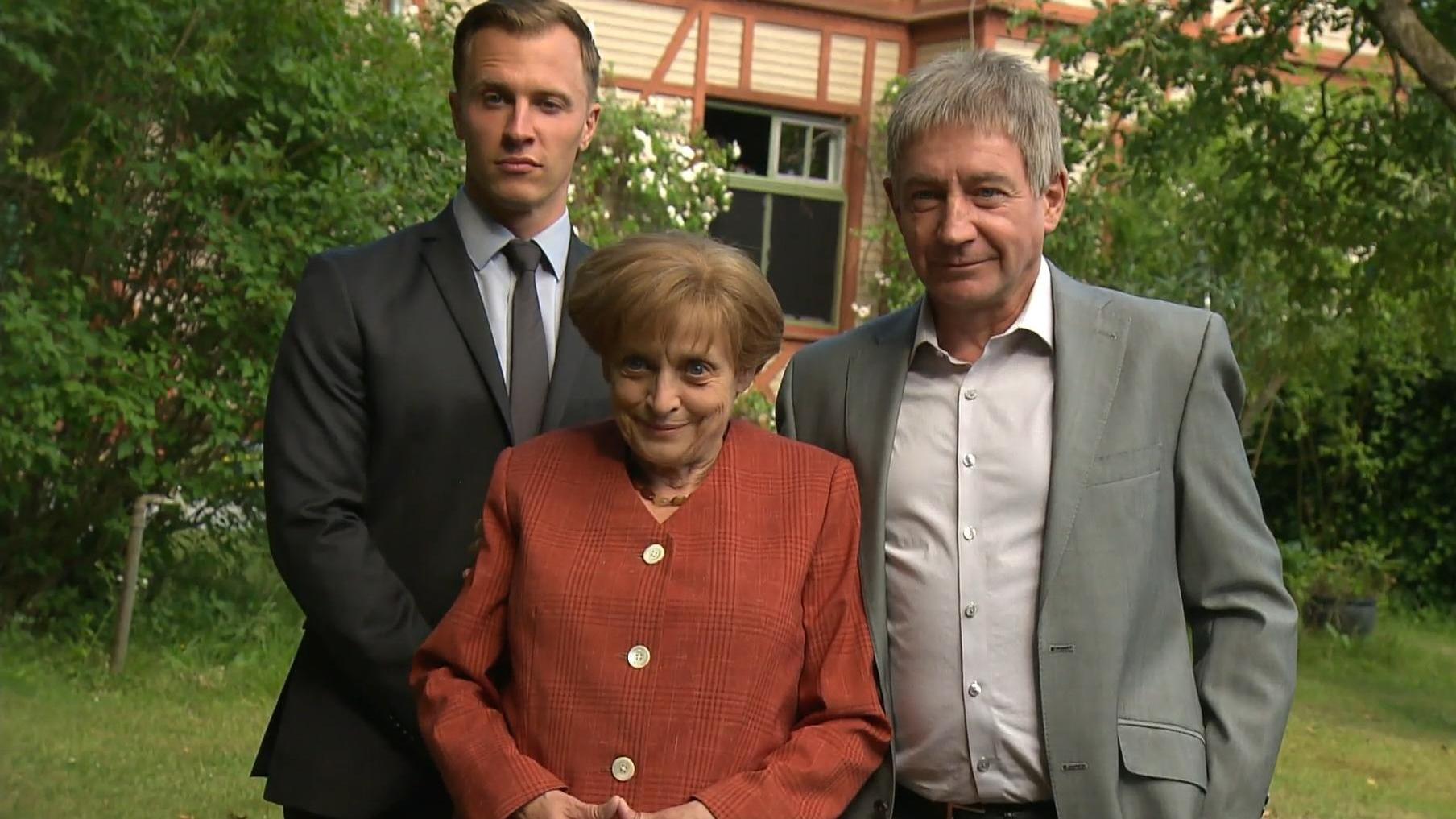 Da müssen wir wirklich zweimal hingucken: Tim Kalkhof als Personenschützer Mike, Katharina Thalbach als Angela Merkel und Thorsten Merten als ihr Ehemann Joachim Sauer.