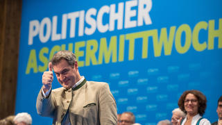 22.02.2023, Bayern, Passau: Der CSU-Vorsitzende und Bayerische Ministerpräsident Markus Söder bedankt sich bei den Zuhörern nach seiner Rede beim Politischen Aschermittwoch der CSU in der Dreiländerhalle Passau. Foto: Peter Kneffel/dpa +++ dpa-Bildfunk +++