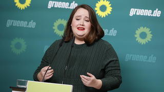 Ricarda Lang, Bundesvorsitzende von BÃœNDNIS 90/DIE GRÃœNEN, Deutschland, Berlin, Pressekonferenz mit Ricarda Lang, Bundesvorsitzende von BÃœNDNIS 90/DIE GRÃœNEN, und Bettina Jarasch, Spitzenkandidatin Berlin *** Ricarda Lang, Federal Chairwoman of BÃœNDNIS 90 DIE GRÃœNEN, Germany, Berlin, Press conference with Ricarda Lang, Federal Chairwoman of BÃœNDNIS 90 DIE GRÃœNEN, and Bettina Jarasch, top candidate Berlin