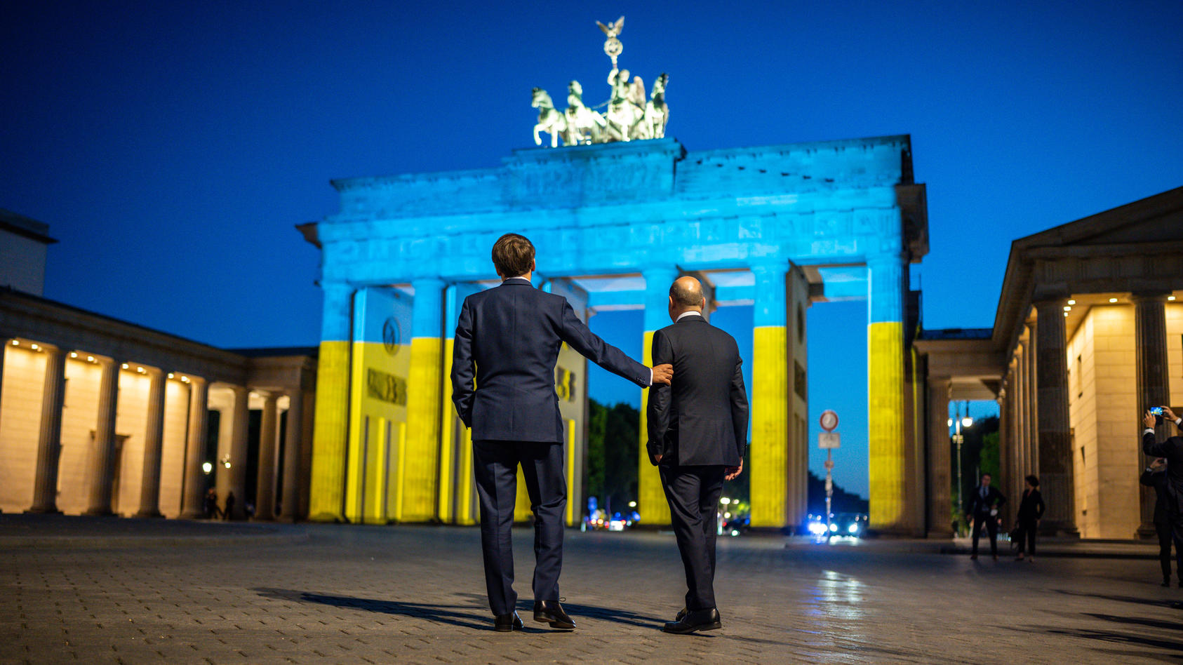 Macron und Scholz vor dem Brandenburger Tor.