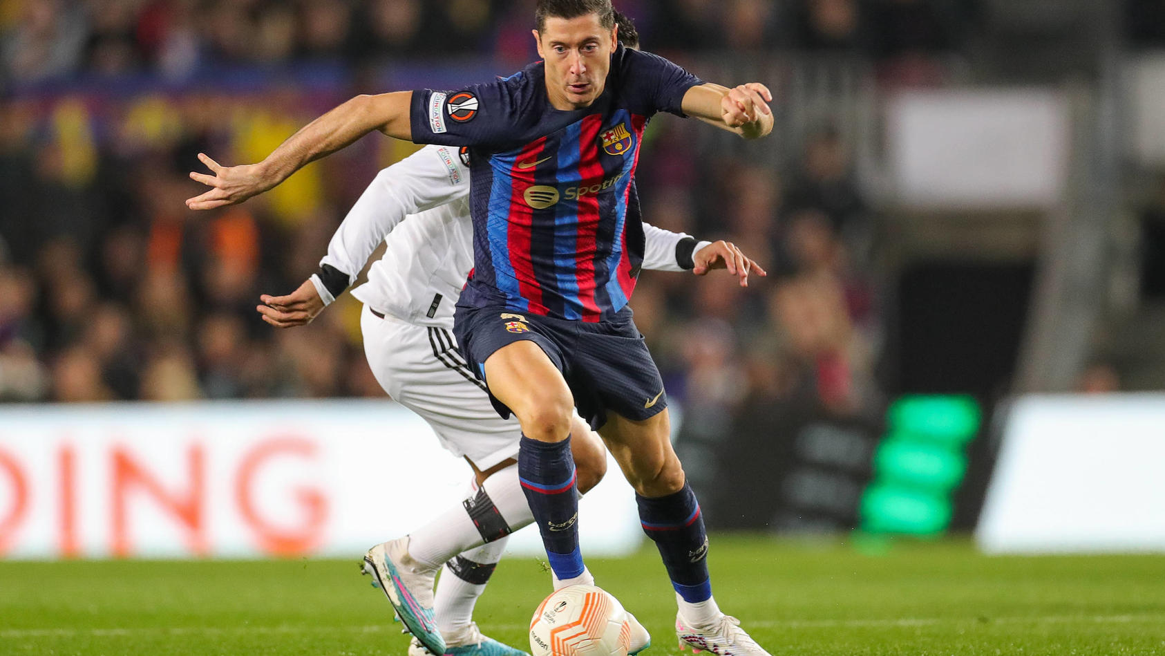 Robert Lewandowski vom FC Barcelona dribbelt im Europa League Play-off-Spiel gegen Manchester United im Februar 2023 mit dem Ball
