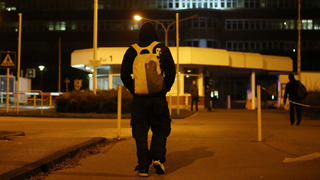 ARCHIV - 05.12.2014, NA: Symbolbild - Ein Mitarbeiter geht nachts zu einem Werk. (zu dpa: «Ungerechte Nachtzuschläge? - Grundsatzentscheidung erwartet») Foto: Oliver Berg/dpa +++ dpa-Bildfunk +++