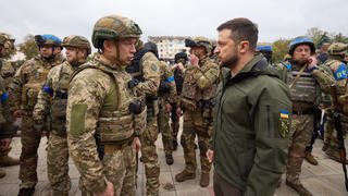 Praesident Volodymyr Selenskyj mit Soldatenin der Region Charkiv nach Rückeroberung durch die ukrainische Armee.