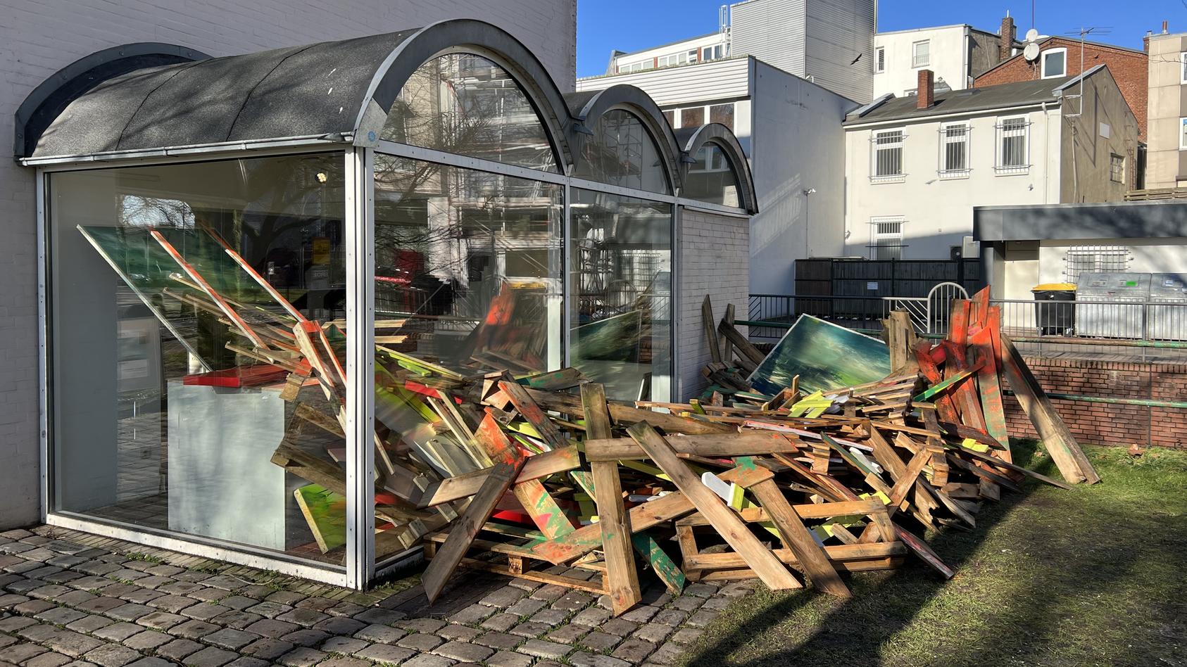 Aus dieser Installation in Elmshorn wurde ein Gemälde abgeschraubt.