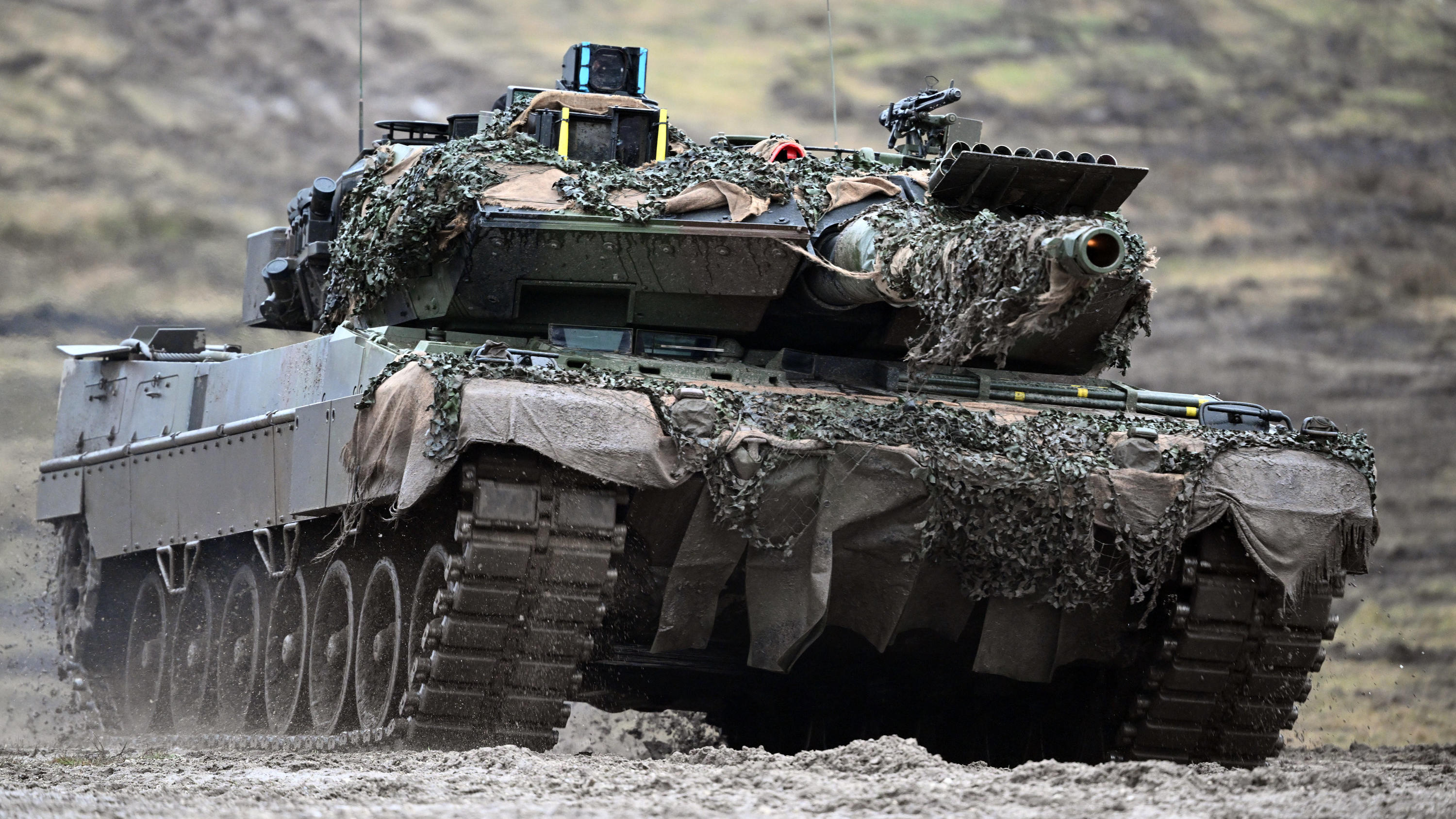 ARCHIV - 01.02.2023, Nordrhein-Westfalen, Augustdorf: Ein Leopard 2A6 des Panzerbataillon 203 der Bundeswehr fahren über den Truppenübungsplatz Senne. Deutschland liefert vier weitere Kampfpanzer vom Typ Leopard 2A6 aus Bundeswehrbeständen in die Ukr