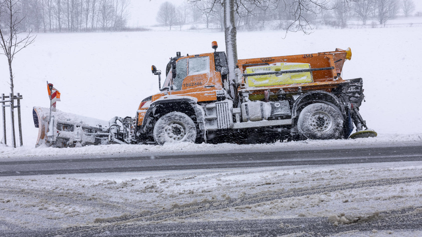 Schneechaos im Erzgebirge. Nach der milden Witterungsphase ist der Winter zurÃ¼ck. Seit der zweiten NachthÃ¤lfte schneit es intensiv und durchgehend. In 6 Stunden sind bis zu 15 cm Neuschnee zusammen gekommen. Viele Menschen wurden in den Vormittagss