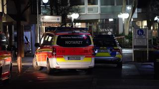 25.02.2023, Baden-Württemberg, Plochingen: Fahrzeuge von Polizei und Rotem Kreuz stehen in der Nähe des Tatorts. In Plochingen (Landkreis Esslingen) ist in der Nacht zum Samstag ein Mann durch mindestens einen Schuss schwer verletzt worden. Lebensgefahr bestehe nicht, sagte eine Polizeisprecherin. Die Polizei sei mit starken Kräften vor Ort, zuvor sei auch mit einem Hubschrauber nach dem Täter oder den Tätern gefahndet worden. Bisher blieb die Suche vergeblich. Foto: Kohls/SDMG/dpa +++ dpa-Bildfunk +++