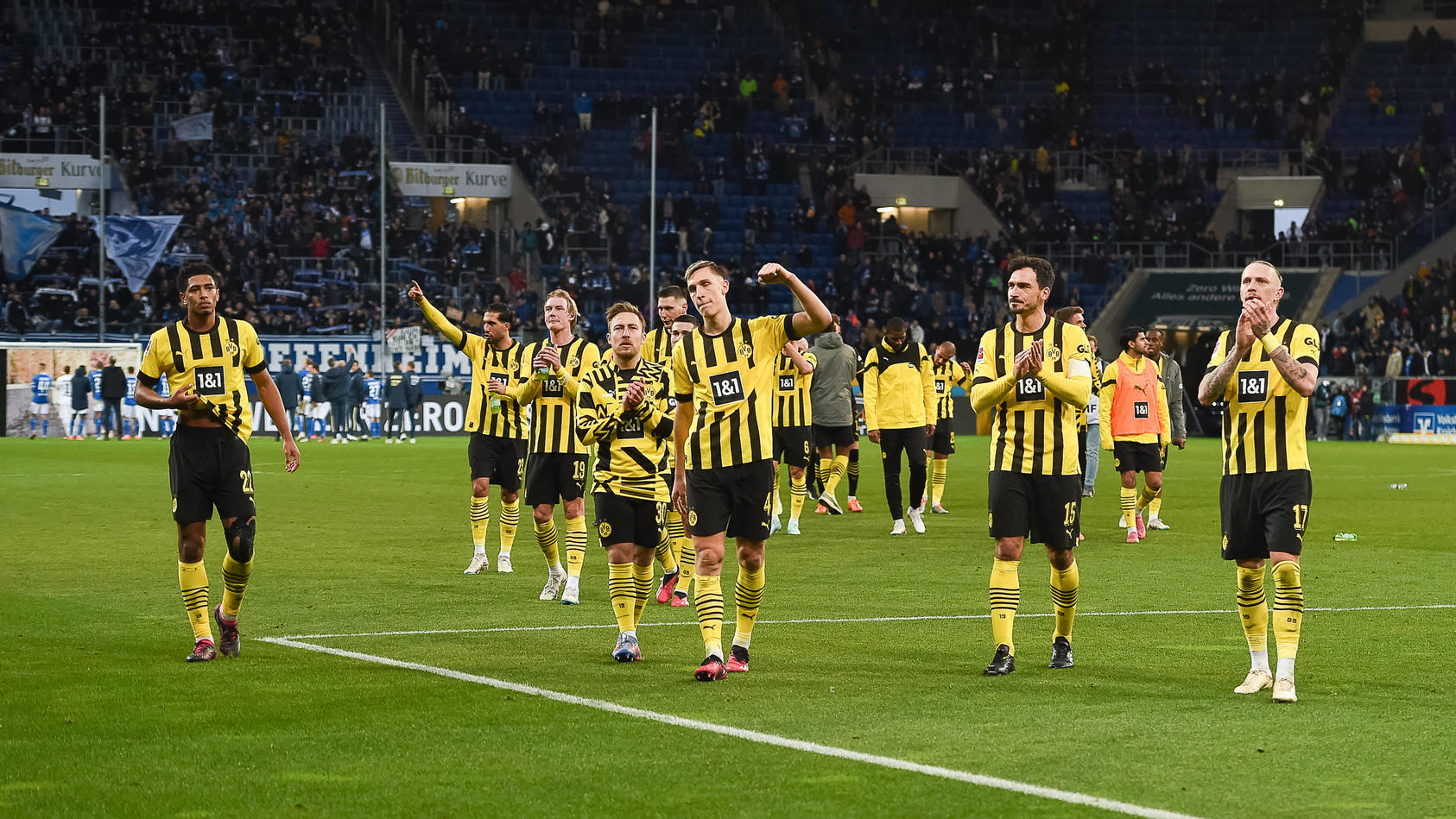 Die Spieler von Borussia Dortmund bejubeln den Sieg in Hoffenheim.