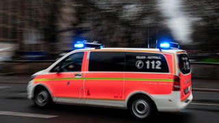 23.02.2020, Nordrhein-Westfalen, Düsseldorf: Ein Krankenwagen fährt über die Kö in Düsseldorf. Das närrische Kö-Treiben in Düsseldorf wurde wegen stürmischen Wetter abgesagt. Foto: Fabian Strauch/dpa +++ dpa-Bildfunk +++